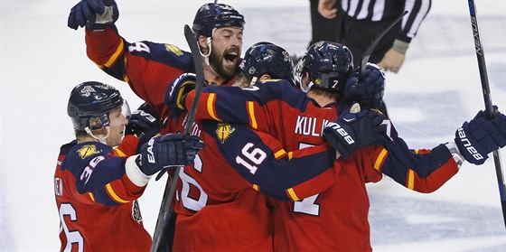 Hokejisté Floridy se radují z gólu v zápase s New York Islanders.