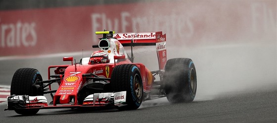 Kimi Räikkönen v kvalifikaci na Velkou cenu íny formule 1.