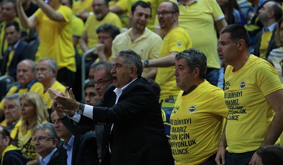 Basketbaloví fanouci Fenerbahce Istanbul.