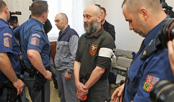 Miloslav Doležel (s plnovousem) a Roman Kaněk (v pozadí ve vězeňském mundúru) čelí u ostravského soudu obžalobě z řady trestných činů. Nejzávažnější je brutální přepadení kurýra pošty.