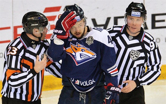 Jan Ková z Magnitorogrsku debatuje ve finále KHL s rozhodími.