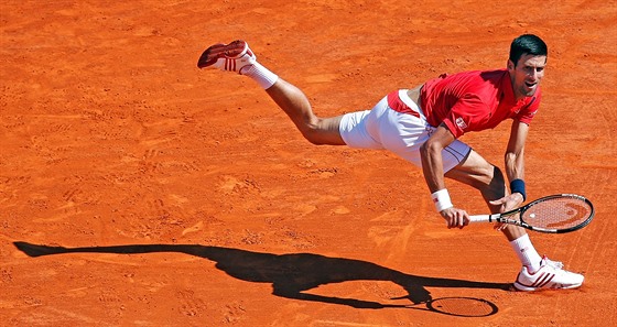 ZA POSLEDNÍ CHYBJÍCÍ TROFEJÍ. Novak Djokovi by chtl v Paíi zkompletovat kariérní grandslam.