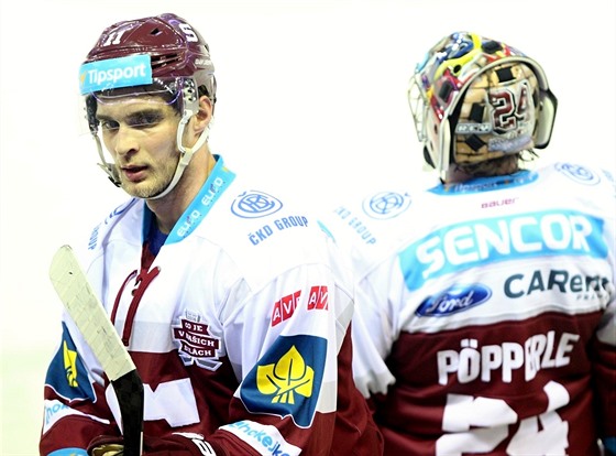 Sparantí hokejisté Vladimír Eminger a Tomá Pöpperle bhem prvního finále.