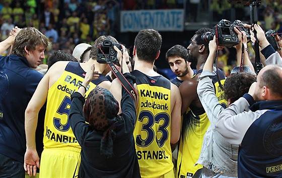 Basketbalisté Fenerbahce Istanbul slaví výhru nad Realem Madrid. Zcela vlevo...