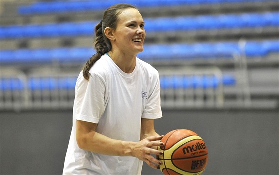 Lotyská basketbalistka Anete teinbergaová pi tréninku ZVVZ USK Praha