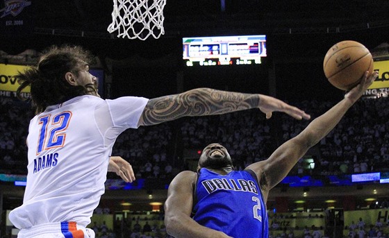 Steven Adams (vlevo) z Oklahoma City se pokouí zablokovat Raymonda Feltona z...