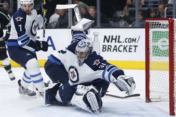 Branká Winnipegu Ondej Pavelec v plné permanenci v duelu na led Los Angeles.