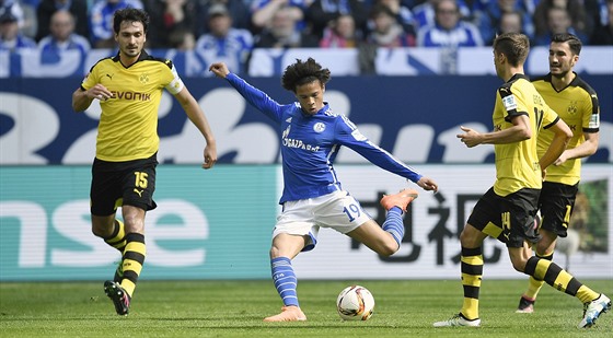 Leroy Sane ze Schalke napahuje v duelu s Dortmundem.