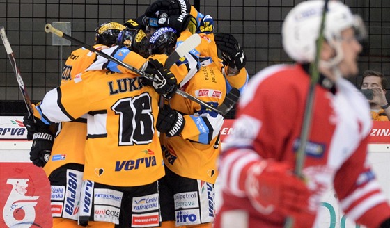 Hokejisté Litvínova se radují z gólu v baráovém utkání proti Slavii.