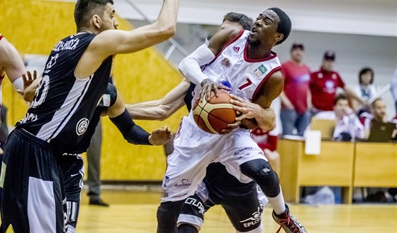 Momentka z basketbalového tvrtfinále mezi Svitavami (bílá) a Nymburkem