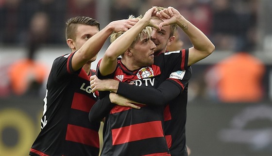 Fotbalisté Leverkusenu (vpedu Kevin Kampl) slaví gól do sít Frankfurtu.