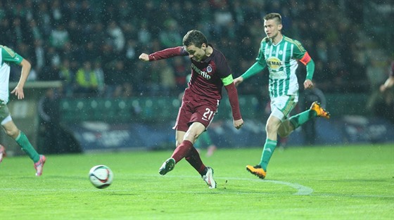 Sparanský kapitán David Lafata (v rudém) pálí v duelu na hiti Bohemians.