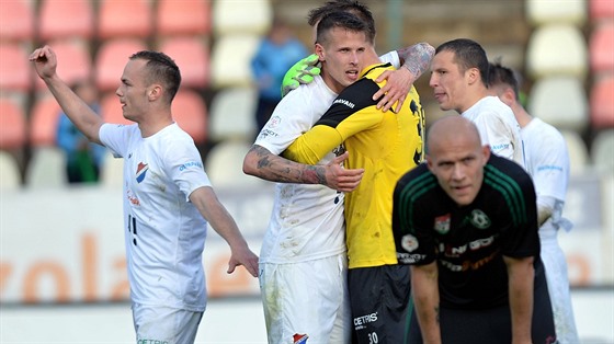 Fotbalisté Baníku Ostrava se radují z vítzství. Vpedu smutný Roman Bedná z...