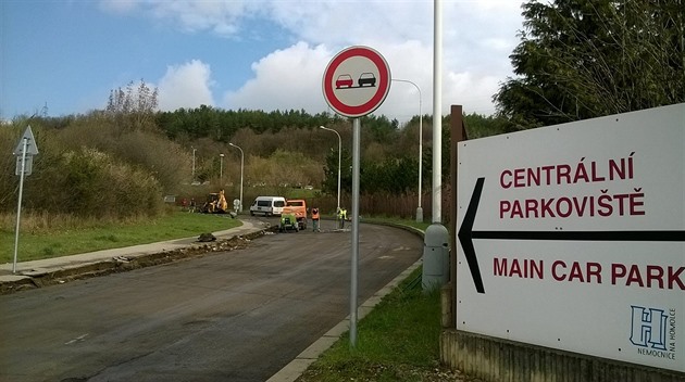 Opravy na Roentgenov� ulici p�ed nemocnicí Na Homolce komplikují pacient�m i...