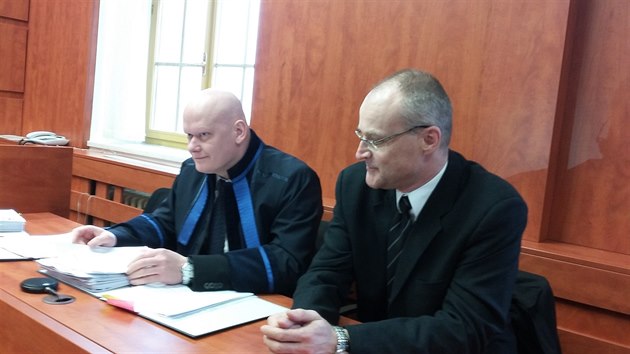 Obalovaný léka Michal Kravec s obhájcem u domalického okresního soudu. (14....