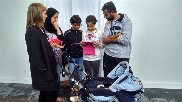 Syrská rodina ije v táboe v hangáru íslo 2 u dva msíce.