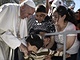 Pape Frantiek navtvil uprchlick tbor na ostrov Lesbos (16. dubna 2016).
