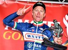 Enrico Gasparotto s trofej pro vtze zvodu Amstel Gold Race.