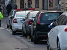 Policista na praských Vinohradech naboural do 51 zaparkovaných aut, namili...