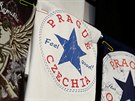 Název Czechia se objevuje na trikách, která obchodníci prodávají v centru...