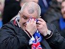 KLUCI, JÁ JSEM TAK DOJATÝ. Fanouek Glasgow Rangers si utírá slzy dojetí poté,...