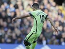 ZAMÍIT, TREFIT, SLAVIT. Kanonýr Sergio Agüero v dresu Manchesteru City stílí...