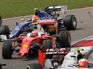 NAHOE BEZ. Kimi Räikkönen s vozem Ferrari tsn po nehod v první zatáce...