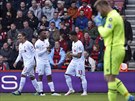 Fotbalisté Liverpoolu slaví druhý gól do sít brankáe Artura Boruce. Postaral...
