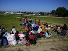 V Idomeni ji nkolik týdn peívají tisíce uprchlík. Úady se je snaí...