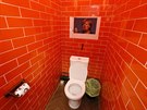 Stny toalet jsou polepeny portréty západních státník.