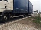 Hlavní tah do Polska blokují opravy vozovky v Holohlavech na Hradecku