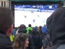 Lidé fandí Libereckým hokejistm ped radnicí