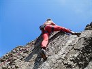 Jan Kare leze na Branických skalách cestu nazvanou Komu zvoní hrana, kterou...
