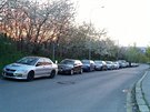 Automobily v Blaimské stojí v zákazu zastavení, který je vyznaen v dolní...