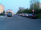 Automobily v Blaimské ulici stojí v zákazu zastavení,, nkterá i na chodníku.