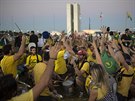 Do brazilských ulic vyly tisíce lidí. (17. dubna 2016)