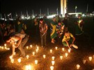 Brazilci zapalují svíky ped budovou kongresu, kde se politici rozhodují o...