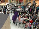 Klání biker nazvané Tricknroll v olomouckém nákupním centru antovka (16....