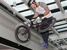 Klání biker nazvané Tricknroll v olomouckém nákupním centru antovka (16....