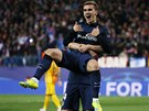 Antoine Griezmann z Atlétika Madrid slaví gól proti Barcelon v odvet...