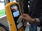 Nový terminál v praské tramvaji umouje bezkontaktní platbu za jízdenku.