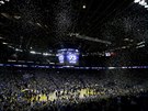V hale létají konfety, diváci i hrái tetí nadením. Basketbalisté Golden...