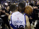 Stephen Curry a Draymond Green v objetí. Basketbalisté Golden State v NBA práv...