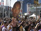 LOUENÍ S LEGENDOU. Fanouci oslavují Kobeho Bryanta ped jeho posledním utkání...