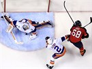 Jaromír Jágr z Floridy vyzkouel pozornost brankáe New York Islanders Thomase...