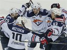 Hokejisté Magnitogorsku slaví gól v sedmém finále play-off KHL, vpravo se...