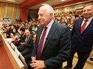 Exprezident Václav Klaus pichází na pednáku na VFS na téma migrace.