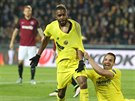 Cédric Bakambu (vlevo) a Roberto Soldado se radují z gólu, který Spart...