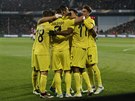 Fotbalisté Villarrealu se radují ze vsteleného gólu.