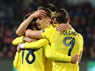 Fotbalisté Villarrealu se radují ze vsteleného gólu.